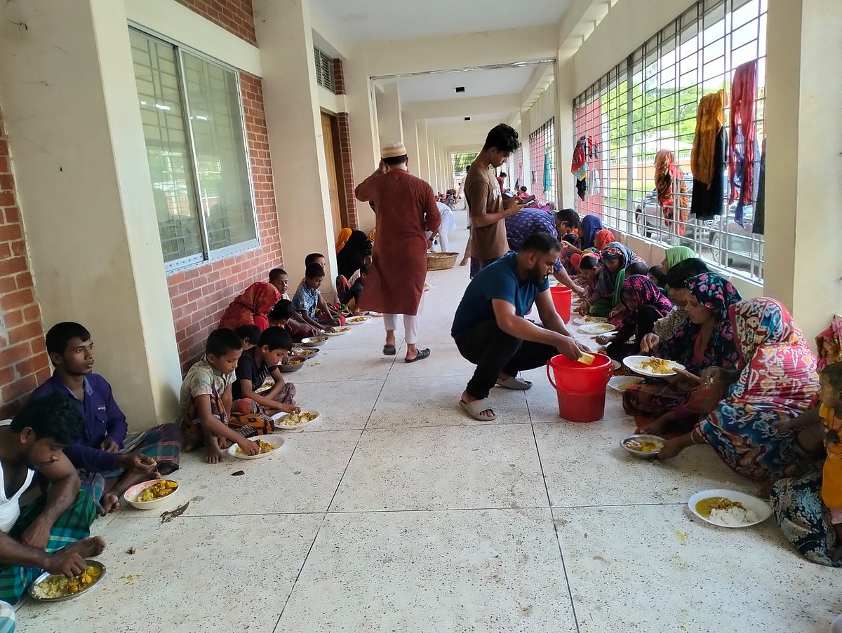 লক্ষ্মীপুরের রামগতি উপজেলায় আশ্রয়কেন্দ্রে বন্যাকবলিত মানুষকে দুপুরের খাবার দেওয়া হয়। আজ দুপুরে চর বাদাম ইউনিয়নে রামগতি সরকারি টেকনিক্যাল স্কুল অ্যাণ্ড কলেজ